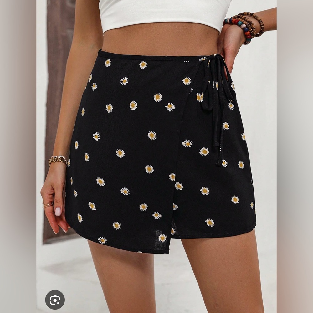 NEW Daisy Floral Skort